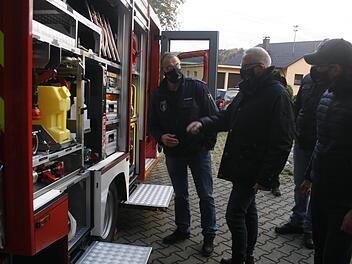 Das neue Löschfahrzeug der Feuerwehr Rottenbach nehmen Siegfried Lorenz (Kommandant der Feuerwehr Lautertal), Stefan Püls und Frank Fischer  (von links) in Augenschein.  Foto: Martin Rebhan