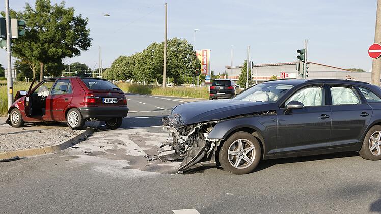 Zusammensto&szlig; im Kreuzungsbereich nach Rotlichtversto&szlig;