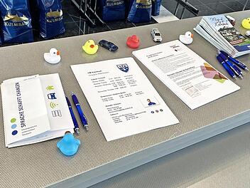 Jede Menge Informationsmaterial und kleine Spielzeuge für die Kinder standen bereit.