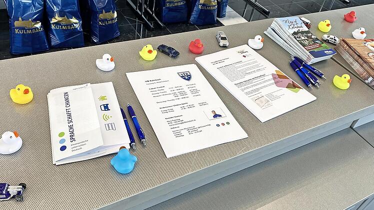 Jede Menge Informationsmaterial und kleine Spielzeuge für die Kinder standen bereit.