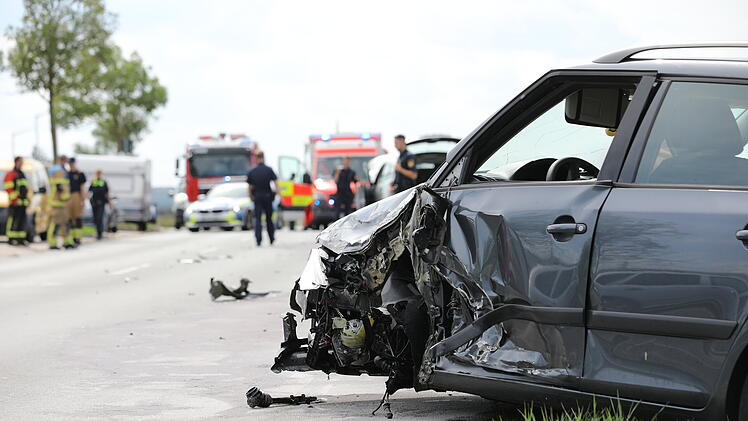 Seitlicher Frontalzusammenstoß zwischen zwei Autos