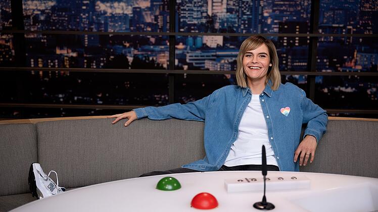 Hazel Brugger hat schon viermal bei "LOL: Last One Laughing" teilgenommen. Beim Spin-Off "LOL Next" sitzt nun selbst an den Buzzern.