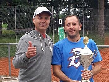 Ralf Adelsbach (rechts) nimmt den Pokal von Heinz Reidinger (links) entgegen. Foto: Tennisclub