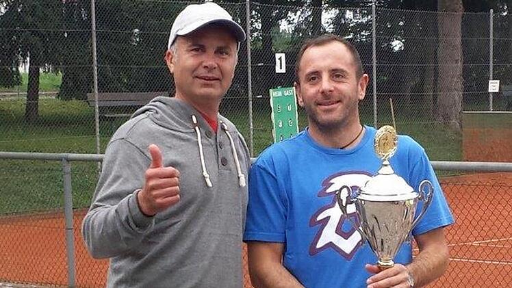 Ralf Adelsbach (rechts) nimmt den Pokal von Heinz Reidinger (links) entgegen. Foto: Tennisclub