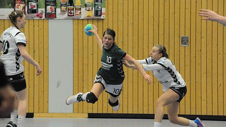 Szene aus dem Spiel der SG Garitz/Nüdlingen (grüne Trikots) gegen den 1. FC Nürnberg). Foto: Hopf