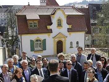 Ein umstrittenes Projekt am Michelsberg stand im Mittelpunkt einer Ortsbegehung: Der Stadtrat besichtigt die "Villa Schröppel".   Fotos: Matthias Hoch