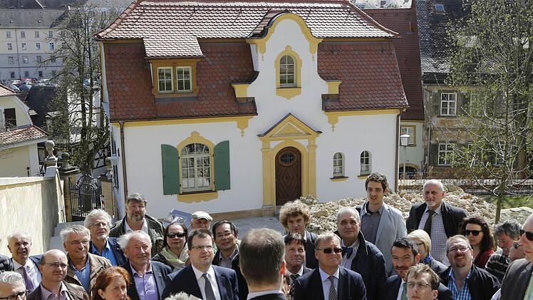 Ein umstrittenes Projekt am Michelsberg stand im Mittelpunkt einer Ortsbegehung: Der Stadtrat besichtigt die "Villa Schröppel".   Fotos: Matthias Hoch