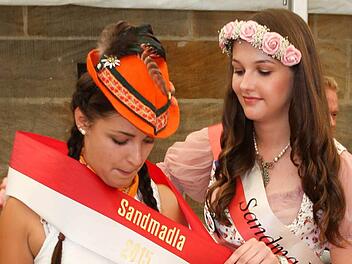 Das "Sandmadla 2014", Stefanie Förner, legt ihrer Nachfolgerin Karina Strehl die Schärpe um. Foto: Riegerpress