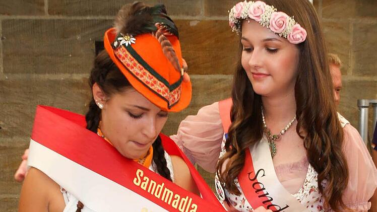 Das "Sandmadla 2014", Stefanie Förner, legt ihrer Nachfolgerin Karina Strehl die Schärpe um. Foto: Riegerpress