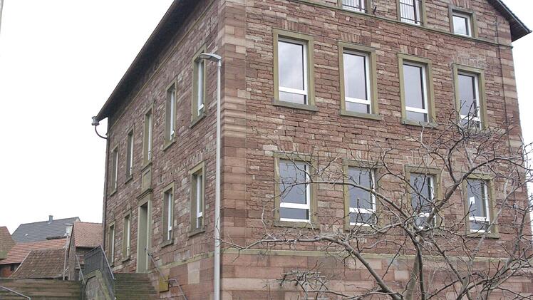 Die Alte Schule in Elfershausen braucht aktuellen Brandschutz in zwei Etagen und im Treppenhaus, soll sie zum "Haus der Vereine" umgebaut werden.  Foto: Winfried Ehling