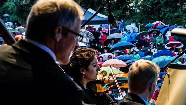 Impressionen vom Coburger Klassik-Open-Air im Rosengarten mit dem Philharmonischen Orchester des LandestheatersFoto: Jochen Berger