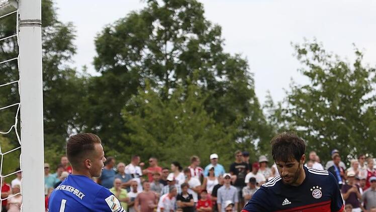 Faire Geste zwischen Javi Martinez und Keeper Axel Hofmann.