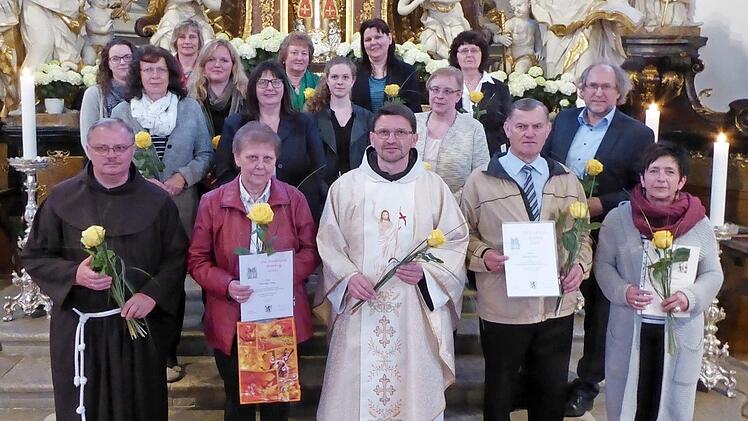 Abschied und Einführung, erste Reihe v. l.: Bruder Tarsitius Lamik, Monika Lang, Pfarrer P. Flavian Michali, Anton Endres, Elke Hübner; zweite Reihe v. l.: Christine Polster, Kathrin Heckel, Katharina Vogler, Heidi Hoffmann, Georg Lang; dritte Reihe v. l.: Steffi Bezold, Andrea Wächter, Kerstin Held, Irmgard Redel, Gudrun Zimmerer, Hedwig Singer Foto: tw