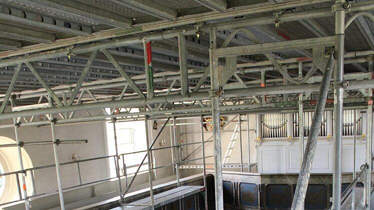 Durch ein Gerüst im Inneren der Schlosskirche Hassenberg kann die komplette Stuckdecke aus der Nähe begutachtet werden. Foto: Cindy Dötschel