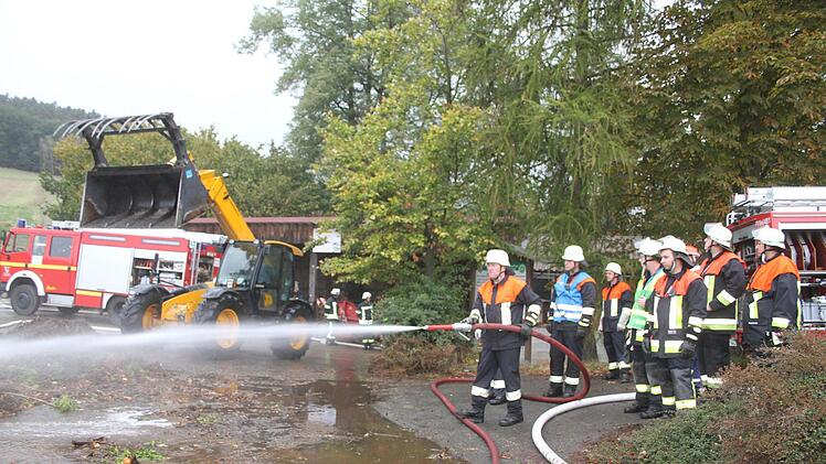 Ein Radlader zog die Kompostierhaufen auseinander, die Feuerwehren weichten auch das auseinandergezogene Kompostiergut durch, um ein Wiederauflodern zu verhindern.Sonny Adam