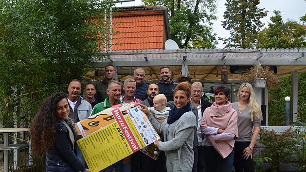 Die Wirte freuen sich auf das Herzo-Festival. Auch der kleine Anton (acht Monate) schnuppert schon mal ein bisschen Kneipenfestivalluft.  Foto: Bernhard Panzer