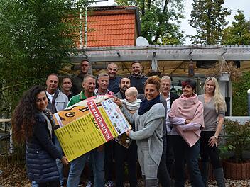 Die Wirte freuen sich auf das Herzo-Festival. Auch der kleine Anton (acht Monate) schnuppert schon mal ein bisschen Kneipenfestivalluft.  Foto: Bernhard Panzer