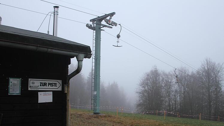 Baron Ludwig Freiherr von Lerchenfeld hat den Birkholzlift winterfertig gemacht und die Piste vorbereit - jetzt müsste nur noch Schnee kommen.  Foto: Sonny Adam