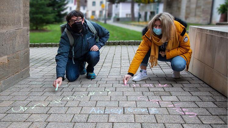 Zu den "Outdoor-Aktivitäten" gehört die Aktion "Frieden ist bunt". Worte, die der Einzelne persönlich mit dem Wort Frieden verbindet, können mit bunter Kreide aufs Pflaster geschrieben werden.