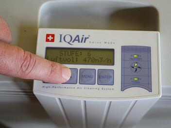 Das mobile Luftreinigungsgerät kann auf der höchsten Stufe 470 Kubikmeter Luft pro Stunde umwälzen und reinigen.