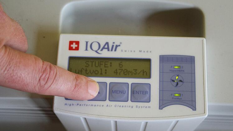 Das mobile Luftreinigungsgerät kann auf der höchsten Stufe 470 Kubikmeter Luft pro Stunde umwälzen und reinigen.