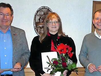 Mit dem Vereinsabzeichen in Gold wurde Gerlinde Stenglein-Windisch von den Vertretern des Vereins geehrt.