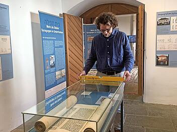 Museumsleiter Nicolas Zenzen hat die Sonderausstellung im Erdgeschoss des Schlosses aufgebaut.