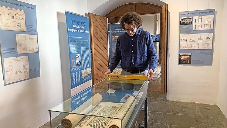 Museumsleiter Nicolas Zenzen hat die Sonderausstellung im Erdgeschoss des Schlosses aufgebaut.