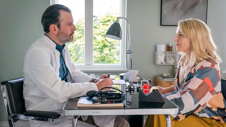 Nora (Tanja Wedhorn) vertraut sich ihrem Kollegen Dr. Hannes Stresow (Benjamin Grüter) an.