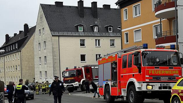 Wohnungsbrand in Hof: Mann erleidet schwere Verletzungen - Feuerwehr st&uuml;rmt verqualmte Einliegerwohnung