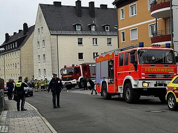 Wohnungsbrand in Hof: Mann erleidet schwere Verletzungen - Feuerwehr st&uuml;rmt verqualmte Einliegerwohnung