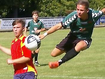 Özer Gisi (SSV Kitzingen) staunt nicht schlecht, als Schweinfurts Markus Thomann so hoch in der Luft noch zum Abschluss kommt.   Foto: Krumpholz