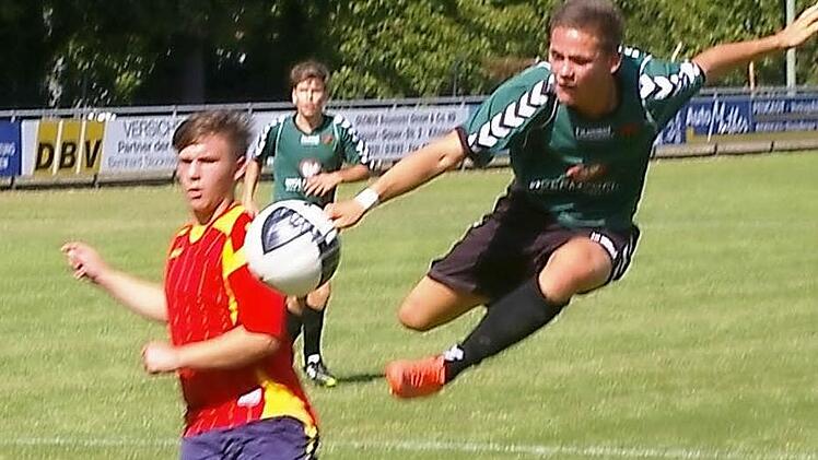 Özer Gisi (SSV Kitzingen) staunt nicht schlecht, als Schweinfurts Markus Thomann so hoch in der Luft noch zum Abschluss kommt.   Foto: Krumpholz