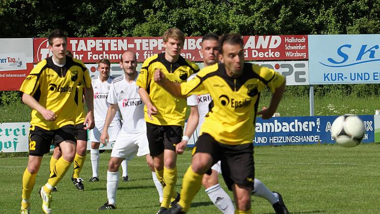 Die Gäste standen gut in der Abwehr und können auch hier klären, während die Sander Andre Karmann, Florian Gundelsheimer und Maximilian Göbhardt (weiße Trikots von links) das Nachsehen haben. Foto: Günther Geiling