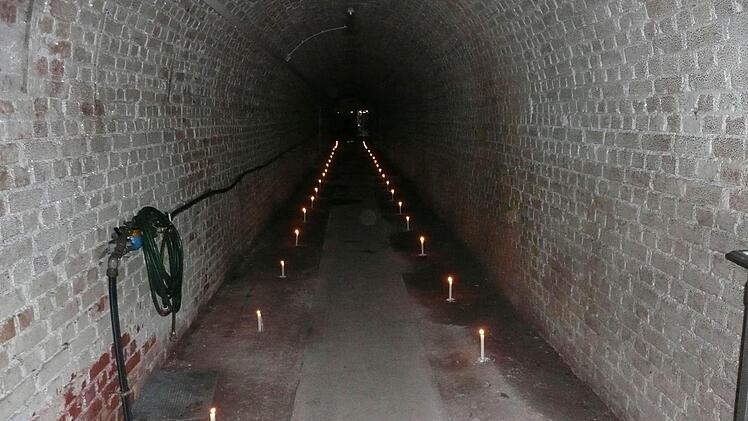 Bei Verkostungen schön erleuchtet: Blick in einen der Stollen, über deren baumeisterliche Kunst man staunen kann.Fotos: Günther Geiling