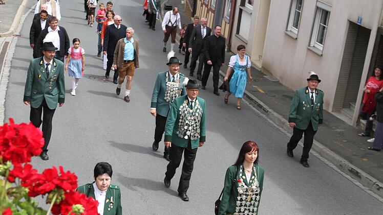 Der Zug bot ein farbenprächtiges Bild.