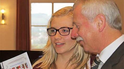 Andrea Wagenpfahl mit Bürgermeister Ernst Stross