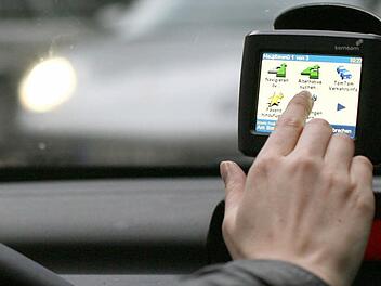 Auch wenn es sicherlich vom Straßenverkehr ablenkt, ist das Bedienen eines speziellen Navigationsgerätes während der Fahrt erlaubt.  Foto: dpa