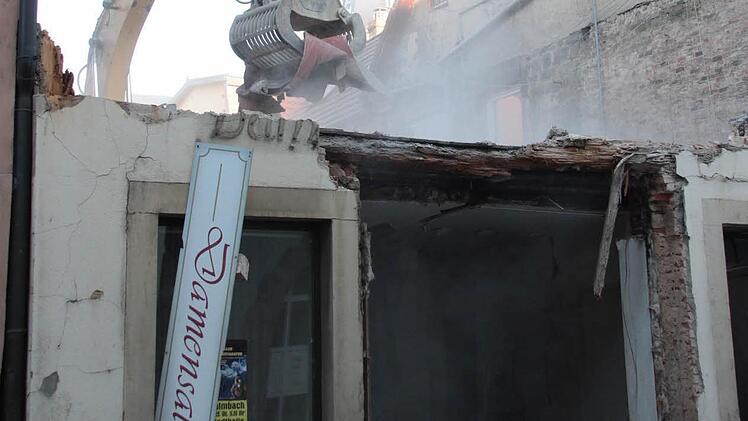 Das herunterhängende Firmenschild - Damensalon - lässt die einstige Nutzung erkennen. Foto: Jochen Nützel