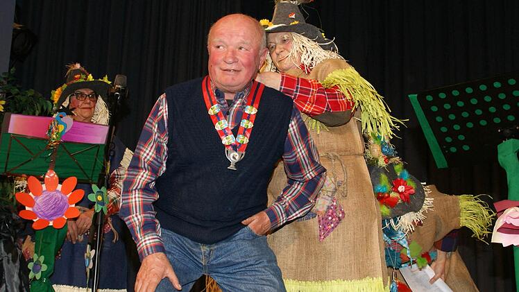 Weil der frühere Stadtrat Josef Schwemmlein unersetzbar für den Weiberfasching sei, wurde er zum "Narren-Rat" ernannt und mit einer Ehrenkette ausgezeichnet.