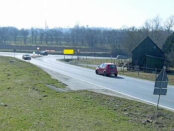 Blick vom Parkplatz des Supermarkts auf die Staatstraße. Diese Kreuzung gilt als unsicher.  Foto: Malbrich