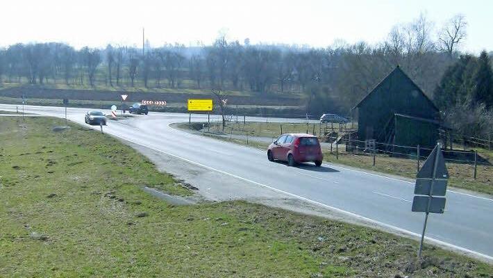 Blick vom Parkplatz des Supermarkts auf die Staatstraße. Diese Kreuzung gilt als unsicher.  Foto: Malbrich