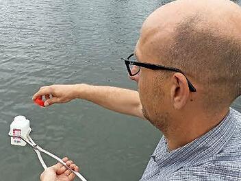 Joachim Steiß hat gerade 200 Milliliter Wasser aus dem Trebgaster BAdesee entnommen und verschließt den Behälter. Foto: Dieter Hübner