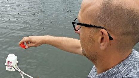 Joachim Steiß hat gerade 200 Milliliter Wasser aus dem Trebgaster BAdesee entnommen und verschließt den Behälter. Foto: Dieter Hübner
