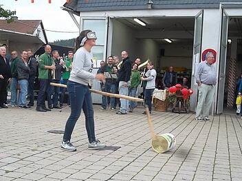 Kinder-Hahnenkönigin Lina Kraus - hier noch im "Such-Modus"  Foto: Heike Schülein