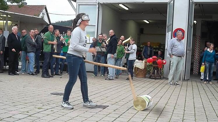 Kinder-Hahnenkönigin Lina Kraus - hier noch im "Such-Modus"  Foto: Heike Schülein