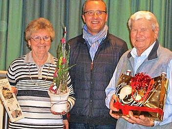 GVC-Vorsitzender Michael Knörlein (Mitte) dankte den scheidenden Vereinswirten Gunda und Franz Pöhlmann. Foto: privat