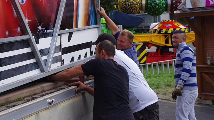 Das Breakdance wird in fünf Stunden abgebaut. Foto: Marco Meißner