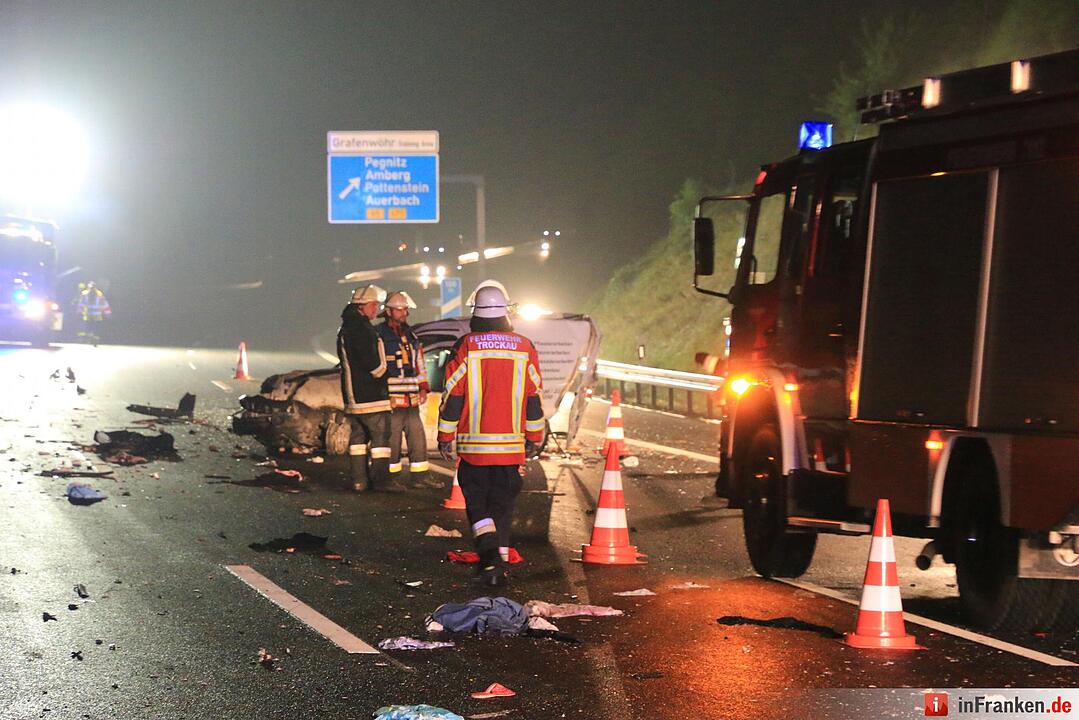 Autobahn gleicht auf 300 Metern einem Truemmerfeld - Eine der drei Schwerverletzten verstirbt im Krankenhaus