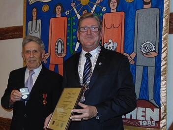 Bürgermeister Heinz Richter (r.) zeichnet Martin Wölfel aus. Foto: Petra Makbrich